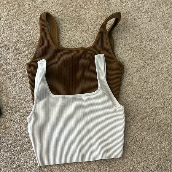 babaton tank tops. Formal Ribbed stretch material. - Picture 1 of 4